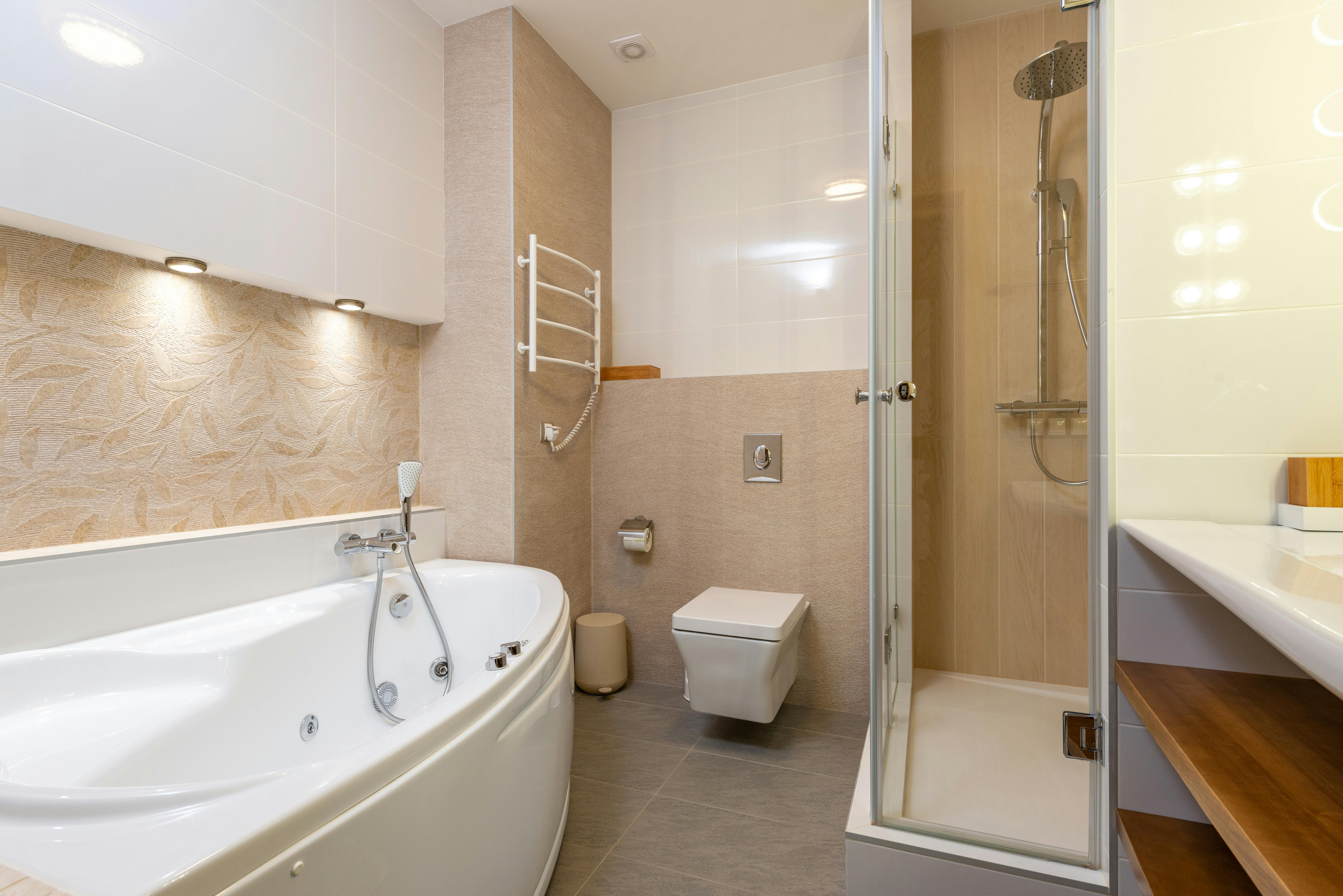 Modernisation de salles de bain à Saint-Aubin-d'Aubigné et Châteaubourg par LAIZE CARRELAGE, intégrant des éléments contemporains.
