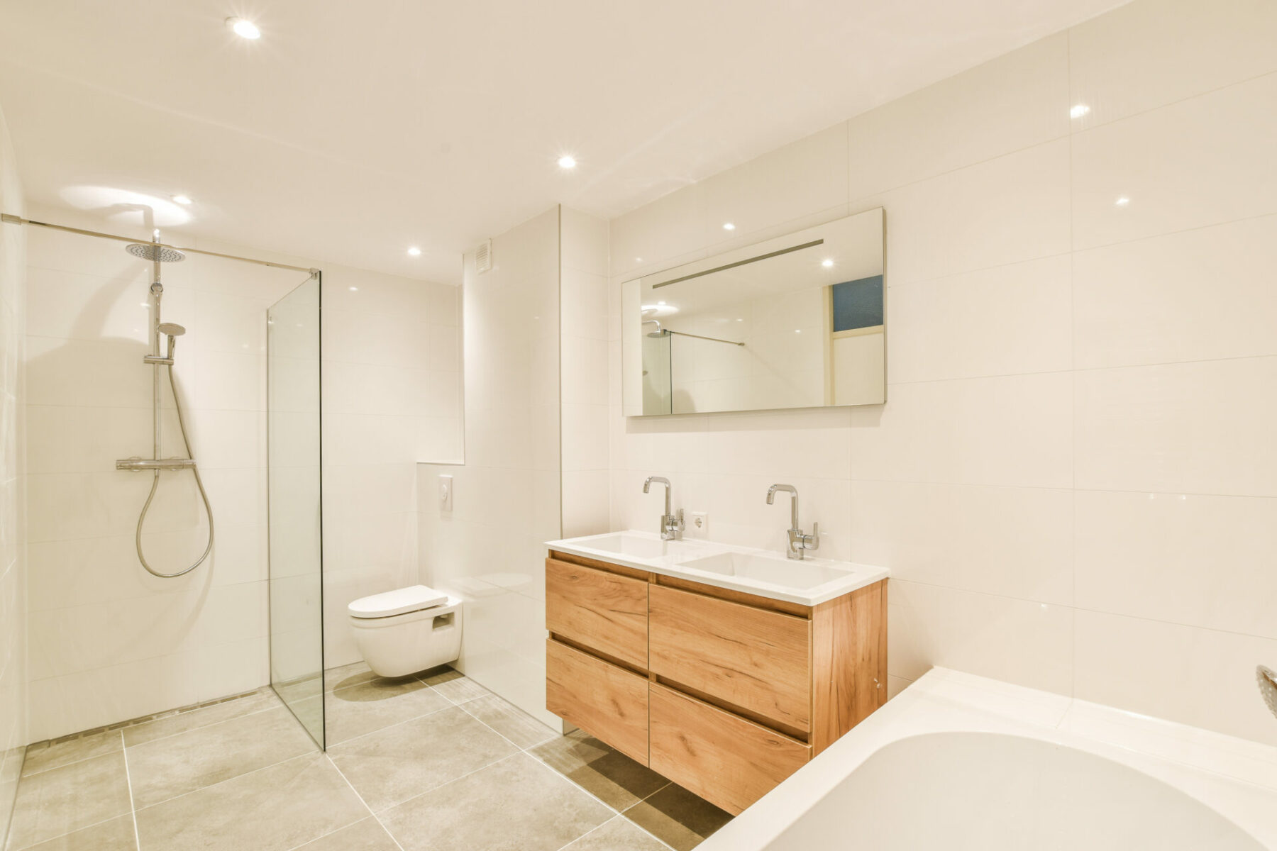 Rénovation complète d'une salle de bain à Ernée par LAIZE CARRELAGE, modernisant l'espace avec des matériaux contemporains.